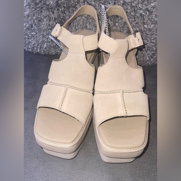UGG PLATFORM SANDALS W NEW HEIGHTS PLATFORM T-STRAP